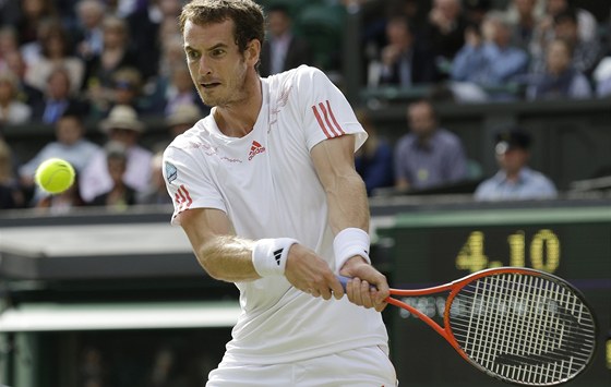 BEKHEND. Andy Murray pi úderu ve tvrtfinále Wmbledonu proti Davidu Ferrerovi.