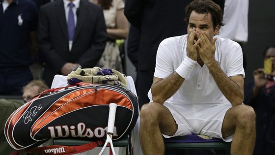 NEMَU UVIT. Roger Federer si vychutnává pocity po sedmém wimbledonském...