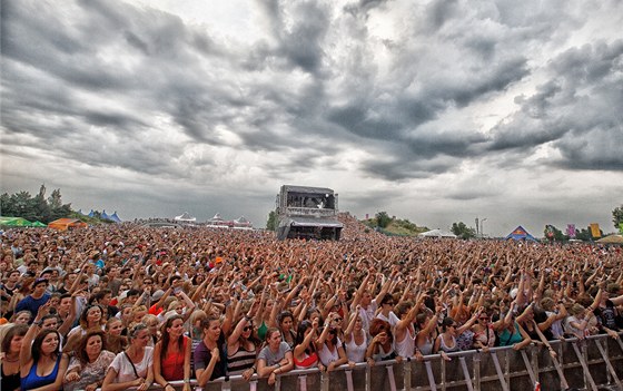 Poslední koncert ped velkou boukou loni odehráli brittí The Kooks. Na Faith No More i Orbital u se nedostalo.