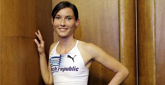 Jitka Bartoniková spolu s dalími atlety pedstavila na tiskové konferenci v Praze novou kolekci reprezentaního obleení.