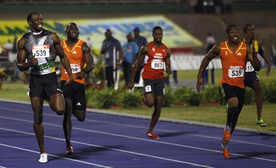 Usain Bolt (vlevo) a Yohan Blake (vpravo) v závodu na 200 metr pi jamajské
