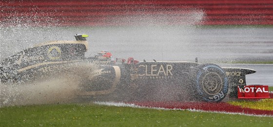 ROMAIN GROSJEAN A LOTUS V PROBLÉMECH. Tak tohle je píli, íká Jenson Button