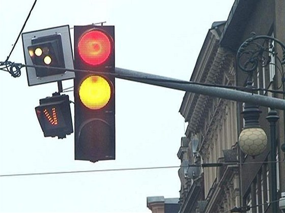 Velké mnoství semafor na Jablonecké ulici idie roziluje. (Ilustraní snímek)