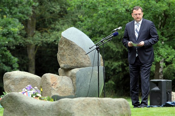 Památník romského holocaustu si loni v ervenci pijel prohlédnout i premiér Petr Neas. Na míst prohlásil, e na zbourání nedalekého vepína nejsou ve státní kase peníze.