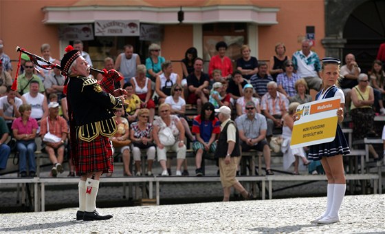 Na festivalu v Chebu se pedstavil i dudák z maarského dechového orchestru.