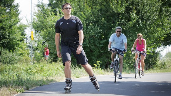 Nová cyklostezka u Zábehu je u nyní vyuívána bruslai i cyklisty, kteí se navíc mohou leccos dozvdt díky nauné stezce. V blízké dob má ve doplnit elezniní skanzen. (Ilustraní snímek)