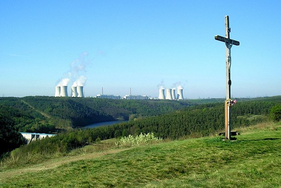 Jaderná elektrárna Dukovany a pehrada Mohelno od Mohelenské hadcové stepi