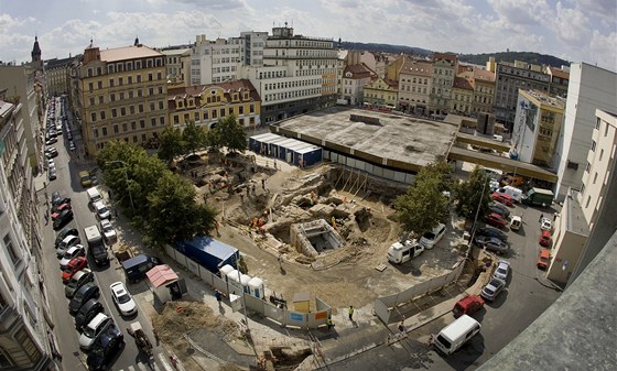 Z rzných dvod se stavba výrazn zpozdila, a tak se zaíná a te. Hotovo má