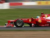 ERVEN P. Fernando Alonso z Ferrari na trati Velk ceny Britnie.