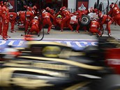 HLAVN RYCHLE! Mechanici Ferrari vymuj v boxech pneumatiky Felipe Massovi.