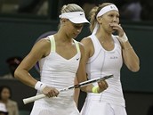 FINALISTKY. Andrea Hlavkov a Lucie Hradeck ve finle wimbledonsk tyhry.