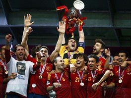 POHÁR JE ZASE NÁ! panlský kapitán Iker Casillas zvedá nad hlavu trofej pro...