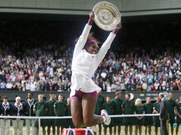 SKOK A DO OBLAK. Pro Serenu Williamsovou byl triumf ve Wimbledonu hodn...