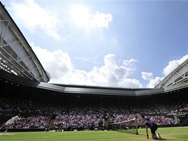 PODÁNÍ. Andy Murray (vlevo) servíruje bhem zápasu s Rogerem Federerem ve...