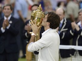 TOHLE U DOBE ZNÁM. Roger Federer si radost s pohárem pro vítze Wimbledonu...