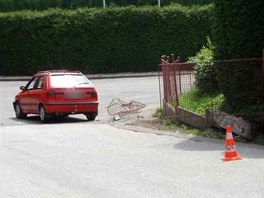 Auto narazilo v Nov Pace pmo do plotu porn stanice. (2. 7. 2012)