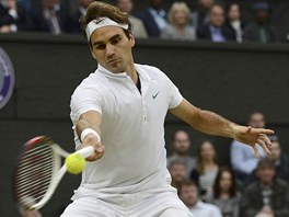 FORHEND. Roger Federer ve wimbledonskm semifinle proti Novaku Djokoviovi.