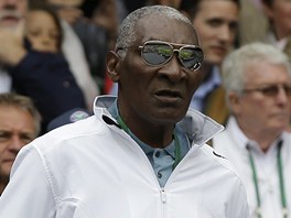 OTEC. Richard Williams pichz na wimbledonsk finle, ve kterm jeho dcera