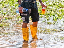 Zkuení návtvníci vdli, e nezbytná souást festivalové výbavy - holínky -...