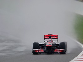 PO MN POTOPA. Jenson Button z tmu McLaren pi trninku na okruhu v