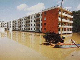 Povodn v Otrokovicch v roce 1997. Laguna mezi inovnmi domy.