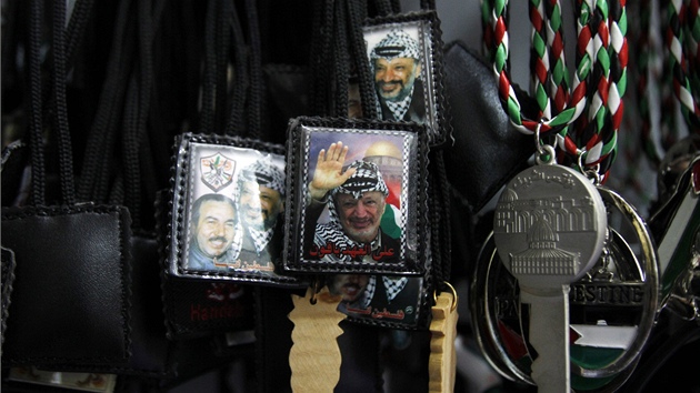 Obchod se suvenýry v Ramalláhu. Na Západním behu Jordánu je Arafatv odkaz