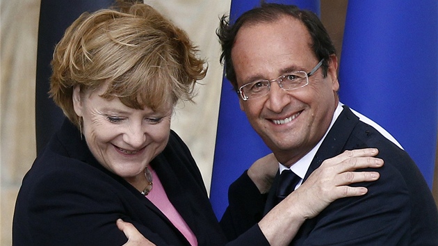 Nmeck kanclka Angela Merkelov a francouzsk prezident Francois Hollande pi setkn v Remei (8. ervence 2012)