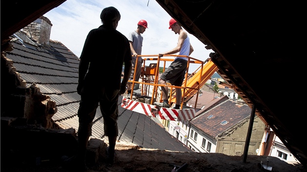 V Pekaské ulici spadla ást podmáeného títu inovního domu na sousední