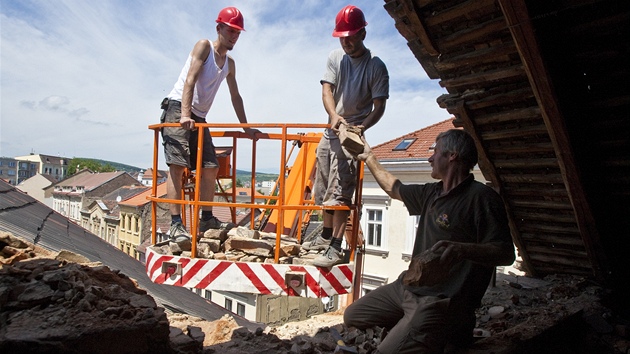 V Pekaské ulici spadla ást podmáeného títu inovního domu na sousední