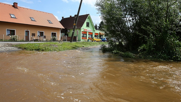 Následky bleskové noní povodn v Binách na umav.