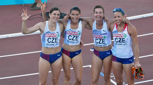 MME BRONZ! lenky esk tafety na 4x400 m (zleva) Zuzana Hejnov, Jitka Bartonikov, Denisa Rosolov a Zuzana Bergrov slav zisk bronzov medaile na ME v Helsinkch.