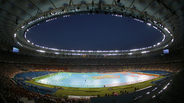 SLAVNOSTNÍ ZAKONENÍ. Jet ped výkopem finálového zápasu probhlo na stadionu