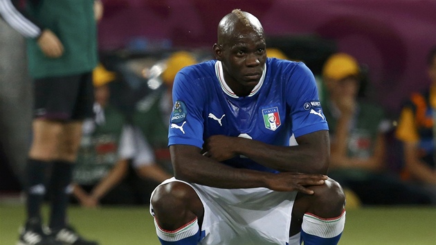 ZKLAMANÝ REBEL. Italský útoník Mario Balotelli jen tko skousával vysokou