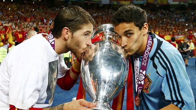 POLIBEK NA TROFEJ. panlt fotbalist Sergio Ramos (vlevo) a Jesus Navas lbaj pohr pro mistry Evropy.