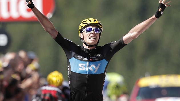 VÍTZ. Britský cyklista Christopher Froome vjídí jako první do cíle sedmé