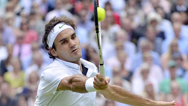 FORHEND. Roger Federer má míek na raket bhem finále Wimbledonu proti Andymu...