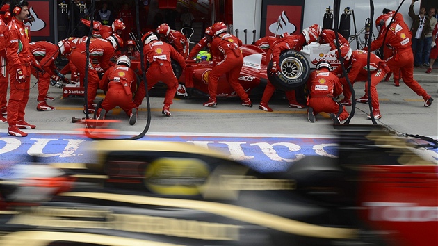 HLAVN RYCHLE! Mechanici Ferrari vymují v boxech pneumatiky Felipe Massovi.