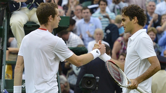 BYLS PROST LEPÍ. Poraený Andy Murray podává po zápase ruku Rogeru Federerovi.