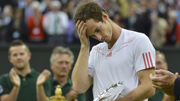 BOL TO. Andy Murray po prohranm wimbledonskm finle neskrval zklamn.