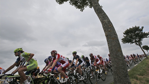 cyklistický peloton v prbhu 3. etapy Tour de France