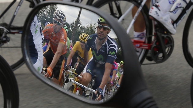 cyklistický peloton v prbhu 4. etapy Tour de France
