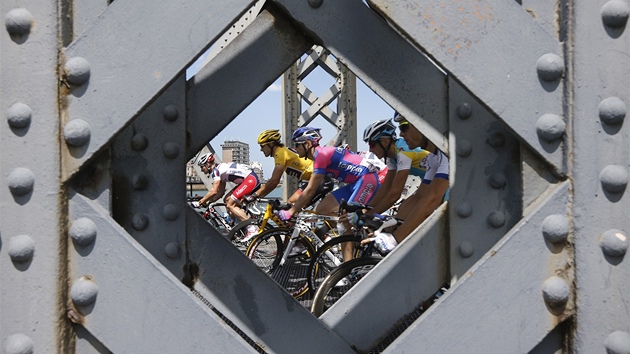 cyklistický peloton v prbhu 4. etapy Tour de France