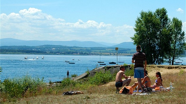 Pohled na Otmuchowské jezero, v dáli pohraniní hory.