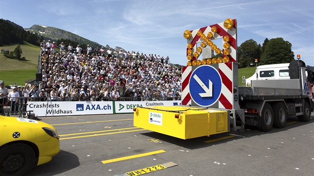 Crash test nmeck spolenosti DEKRA simulujc dopravn nehody vozidel pi prjezdu dlnin stavbou