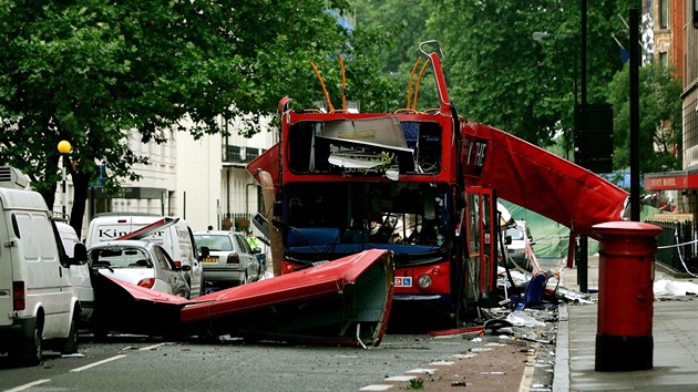 Torzo autobusu po teroristickch tocch na Londn 7. ervence 2005
