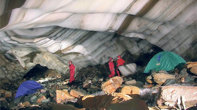 Polární ekoloka Marie abacká (vlevo) v ledovcové jeskyni