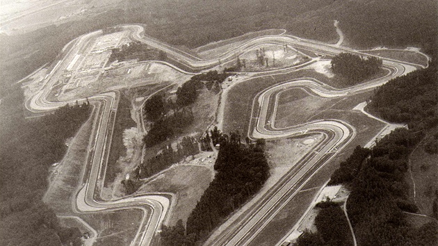 Letecký snímek Masarykova okruhu pár msíc ped jeho uvedením do provozu v