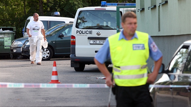 Policisté u domu ve Frentát pod Radhotm, kde byl mrtvý nalezen soudce