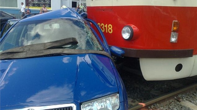 Nehoda tramvaje s osobnm autem v praskm Hloubtn