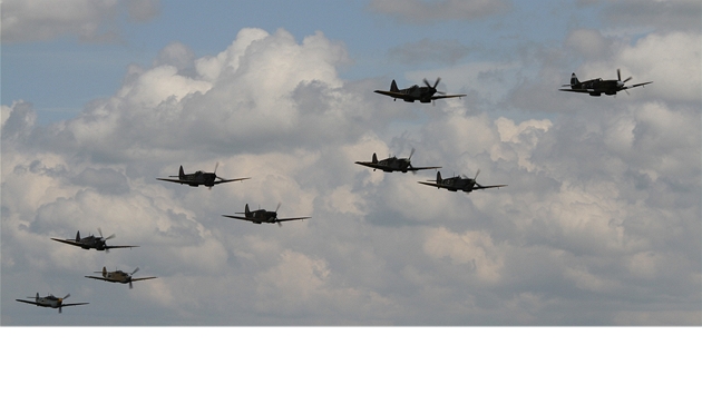 Sobota 30.6. 2012 -  Roj Spitfir "pronásledovaný" dvma Messerschmitty Bf 109.